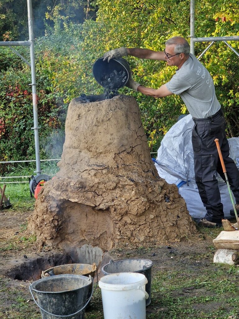 Pascal Gibut. Démonstration expérimentale de réduction du fer en bas fourneau lors des JEP de 2024 dans le parc de « La Chapelle » à Clairefontaine en Yvelines.