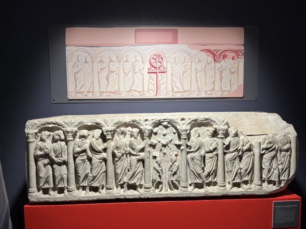 Le sarcophage de l'église de Saint-Piat. Exposition "À l'aube du Moyen-Âge" à l'Abbaye de Saint-Brice.